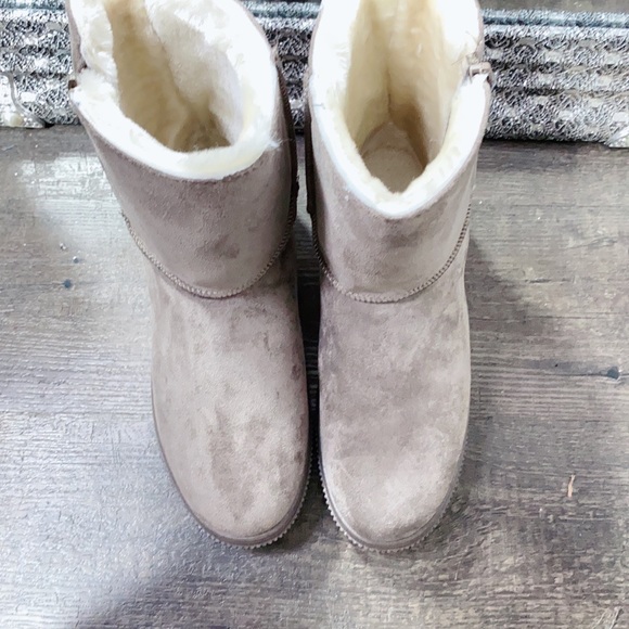 Warm Boots - Picture 3 of 6